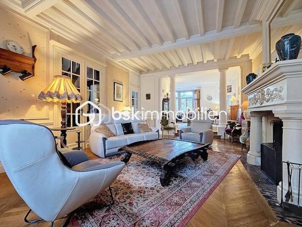 Antoine Rafart BSK Immobilier vous présente cette très belle maison de maître, idéalement située en coeur de ville d'Arras, à deux pas de la place de la Vacquerie. Ce bien  d'exception comporte au rez-de chausséee, un hall de réception, un salon-séjour avec cheminée monumentale, un bow window, deux bureaux dont un avec cheminée, une cuisine indépendante. Au premier étage, se situent cinq chambres, une salle d'eau, une salle de bains, un balcon. Au second, se trouvent une sixième chambre, une buanderie et un grenier aménageable. Cette grande demeure dispose en extérieur d'une terrasse et d'un jardin. Un garage ainsi qu'une grande cave complètent ce bien. Idéalement placée pour une demeure familiale, pour une profession libérale, à proximité immédiate des commerces et des écoles, cette maison de maître a su conserver son cachet authentique, parquet en chevrons chêne, cheminées en marbre, moulûres au plafond, etc. Pour toute demande de visite, merci de contacter Antoine Rafart au 06 85 60 29 26.