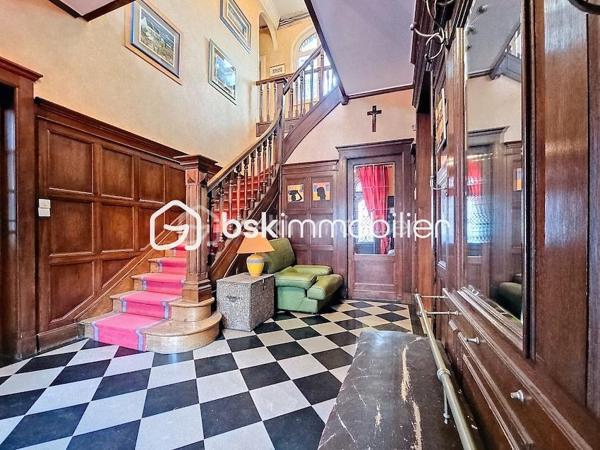 Antoine Rafart BSK Immobilier vous présente cette très belle maison de maître, idéalement située en coeur de ville d'Arras, à deux pas de la place de la Vacquerie. Ce bien  d'exception comporte au rez-de chausséee, un hall de réception, un salon-séjour avec cheminée monumentale, un bow window, deux bureaux dont un avec cheminée, une cuisine indépendante. Au premier étage, se situent cinq chambres, une salle d'eau, une salle de bains, un balcon. Au second, se trouvent une sixième chambre, une buanderie et un grenier aménageable. Cette grande demeure dispose en extérieur d'une terrasse et d'un jardin. Un garage ainsi qu'une grande cave complètent ce bien. Idéalement placée pour une demeure familiale, pour une profession libérale, à proximité immédiate des commerces et des écoles, cette maison de maître a su conserver son cachet authentique, parquet en chevrons chêne, cheminées en marbre, moulûres au plafond, etc. Pour toute demande de visite, merci de contacter Antoine Rafart au 06 85 60 29 26.
