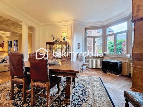 Antoine Rafart BSK Immobilier vous présente cette très belle maison de maître, idéalement située en coeur de ville d'Arras, à deux pas de la place de la Vacquerie. Ce bien  d'exception comporte au rez-de chausséee, un hall de réception, un salon-séjour avec cheminée monumentale, un bow window, deux bureaux dont un avec cheminée, une cuisine indépendante. Au premier étage, se situent cinq chambres, une salle d'eau, une salle de bains, un balcon. Au second, se trouvent une sixième chambre, une buanderie et un grenier aménageable. Cette grande demeure dispose en extérieur d'une terrasse et d'un jardin. Un garage ainsi qu'une grande cave complètent ce bien. Idéalement placée pour une demeure familiale, pour une profession libérale, à proximité immédiate des commerces et des écoles, cette maison de maître a su conserver son cachet authentique, parquet en chevrons chêne, cheminées en marbre, moulûres au plafond, etc. Pour toute demande de visite, merci de contacter Antoine Rafart au 06 85 60 29 26.