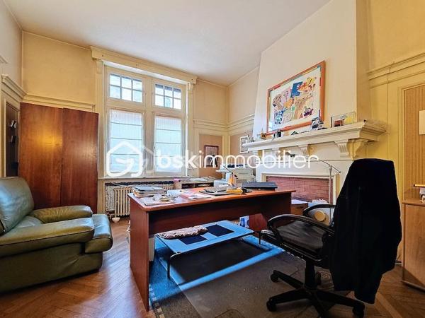 Antoine Rafart BSK Immobilier vous présente cette très belle maison de maître, idéalement située en coeur de ville d'Arras, à deux pas de la place de la Vacquerie. Ce bien  d'exception comporte au rez-de chausséee, un hall de réception, un salon-séjour avec cheminée monumentale, un bow window, deux bureaux dont un avec cheminée, une cuisine indépendante. Au premier étage, se situent cinq chambres, une salle d'eau, une salle de bains, un balcon. Au second, se trouvent une sixième chambre, une buanderie et un grenier aménageable. Cette grande demeure dispose en extérieur d'une terrasse et d'un jardin. Un garage ainsi qu'une grande cave complètent ce bien. Idéalement placée pour une demeure familiale, pour une profession libérale, à proximité immédiate des commerces et des écoles, cette maison de maître a su conserver son cachet authentique, parquet en chevrons chêne, cheminées en marbre, moulûres au plafond, etc. Pour toute demande de visite, merci de contacter Antoine Rafart au 06 85 60 29 26.