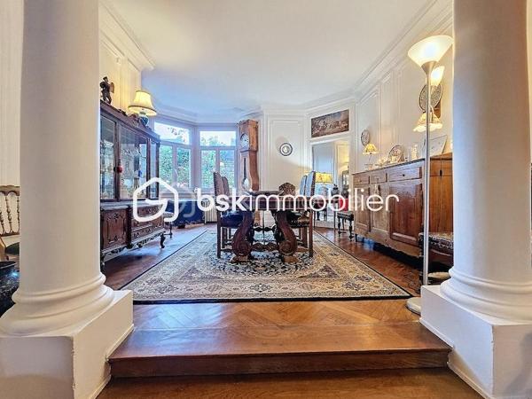 Antoine Rafart BSK Immobilier vous présente cette très belle maison de maître, idéalement située en coeur de ville d'Arras, à deux pas de la place de la Vacquerie. Ce bien  d'exception comporte au rez-de chausséee, un hall de réception, un salon-séjour avec cheminée monumentale, un bow window, deux bureaux dont un avec cheminée, une cuisine indépendante. Au premier étage, se situent cinq chambres, une salle d'eau, une salle de bains, un balcon. Au second, se trouvent une sixième chambre, une buanderie et un grenier aménageable. Cette grande demeure dispose en extérieur d'une terrasse et d'un jardin. Un garage ainsi qu'une grande cave complètent ce bien. Idéalement placée pour une demeure familiale, pour une profession libérale, à proximité immédiate des commerces et des écoles, cette maison de maître a su conserver son cachet authentique, parquet en chevrons chêne, cheminées en marbre, moulûres au plafond, etc. Pour toute demande de visite, merci de contacter Antoine Rafart au 06 85 60 29 26.