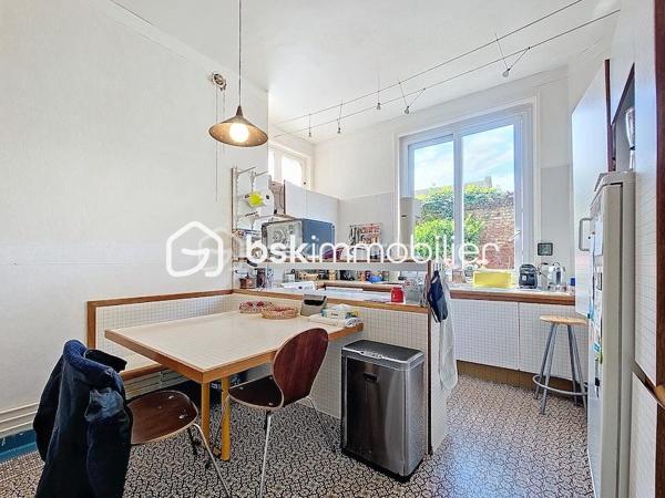 Antoine Rafart BSK Immobilier vous présente cette très belle maison de maître, idéalement située en coeur de ville d'Arras, à deux pas de la place de la Vacquerie. Ce bien  d'exception comporte au rez-de chausséee, un hall de réception, un salon-séjour avec cheminée monumentale, un bow window, deux bureaux dont un avec cheminée, une cuisine indépendante. Au premier étage, se situent cinq chambres, une salle d'eau, une salle de bains, un balcon. Au second, se trouvent une sixième chambre, une buanderie et un grenier aménageable. Cette grande demeure dispose en extérieur d'une terrasse et d'un jardin. Un garage ainsi qu'une grande cave complètent ce bien. Idéalement placée pour une demeure familiale, pour une profession libérale, à proximité immédiate des commerces et des écoles, cette maison de maître a su conserver son cachet authentique, parquet en chevrons chêne, cheminées en marbre, moulûres au plafond, etc. Pour toute demande de visite, merci de contacter Antoine Rafart au 06 85 60 29 26.
