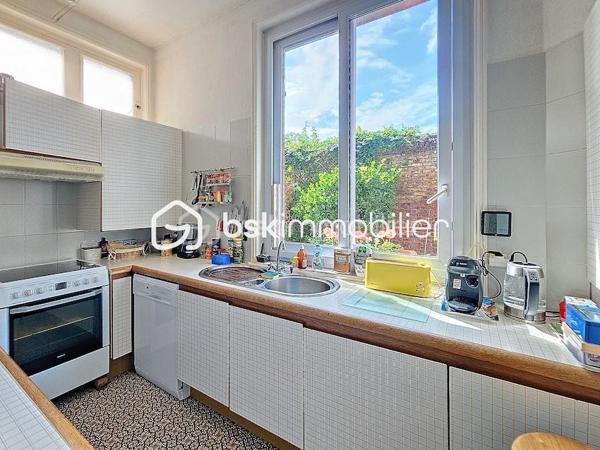 Antoine Rafart BSK Immobilier vous présente cette très belle maison de maître, idéalement située en coeur de ville d'Arras, à deux pas de la place de la Vacquerie. Ce bien  d'exception comporte au rez-de chausséee, un hall de réception, un salon-séjour avec cheminée monumentale, un bow window, deux bureaux dont un avec cheminée, une cuisine indépendante. Au premier étage, se situent cinq chambres, une salle d'eau, une salle de bains, un balcon. Au second, se trouvent une sixième chambre, une buanderie et un grenier aménageable. Cette grande demeure dispose en extérieur d'une terrasse et d'un jardin. Un garage ainsi qu'une grande cave complètent ce bien. Idéalement placée pour une demeure familiale, pour une profession libérale, à proximité immédiate des commerces et des écoles, cette maison de maître a su conserver son cachet authentique, parquet en chevrons chêne, cheminées en marbre, moulûres au plafond, etc. Pour toute demande de visite, merci de contacter Antoine Rafart au 06 85 60 29 26.