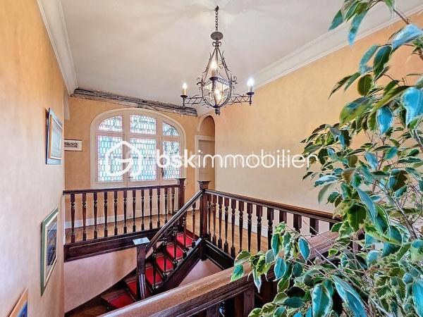 Antoine Rafart BSK Immobilier vous présente cette très belle maison de maître, idéalement située en coeur de ville d'Arras, à deux pas de la place de la Vacquerie. Ce bien  d'exception comporte au rez-de chausséee, un hall de réception, un salon-séjour avec cheminée monumentale, un bow window, deux bureaux dont un avec cheminée, une cuisine indépendante. Au premier étage, se situent cinq chambres, une salle d'eau, une salle de bains, un balcon. Au second, se trouvent une sixième chambre, une buanderie et un grenier aménageable. Cette grande demeure dispose en extérieur d'une terrasse et d'un jardin. Un garage ainsi qu'une grande cave complètent ce bien. Idéalement placée pour une demeure familiale, pour une profession libérale, à proximité immédiate des commerces et des écoles, cette maison de maître a su conserver son cachet authentique, parquet en chevrons chêne, cheminées en marbre, moulûres au plafond, etc. Pour toute demande de visite, merci de contacter Antoine Rafart au 06 85 60 29 26.