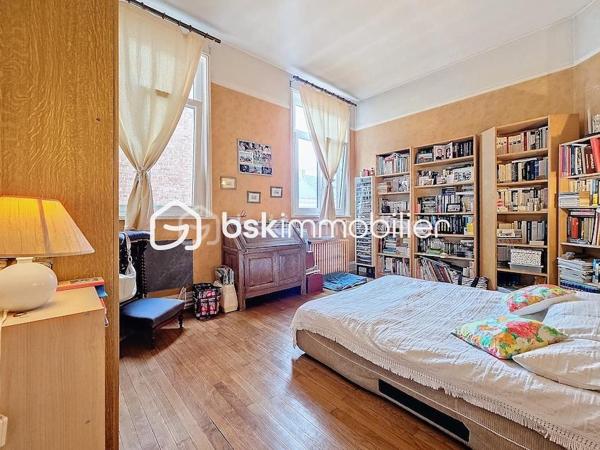 Antoine Rafart BSK Immobilier vous présente cette très belle maison de maître, idéalement située en coeur de ville d'Arras, à deux pas de la place de la Vacquerie. Ce bien  d'exception comporte au rez-de chausséee, un hall de réception, un salon-séjour avec cheminée monumentale, un bow window, deux bureaux dont un avec cheminée, une cuisine indépendante. Au premier étage, se situent cinq chambres, une salle d'eau, une salle de bains, un balcon. Au second, se trouvent une sixième chambre, une buanderie et un grenier aménageable. Cette grande demeure dispose en extérieur d'une terrasse et d'un jardin. Un garage ainsi qu'une grande cave complètent ce bien. Idéalement placée pour une demeure familiale, pour une profession libérale, à proximité immédiate des commerces et des écoles, cette maison de maître a su conserver son cachet authentique, parquet en chevrons chêne, cheminées en marbre, moulûres au plafond, etc. Pour toute demande de visite, merci de contacter Antoine Rafart au 06 85 60 29 26.