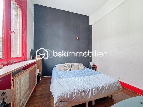 Antoine Rafart BSK Immobilier vous présente cette très belle maison de maître, idéalement située en coeur de ville d'Arras, à deux pas de la place de la Vacquerie. Ce bien  d'exception comporte au rez-de chausséee, un hall de réception, un salon-séjour avec cheminée monumentale, un bow window, deux bureaux dont un avec cheminée, une cuisine indépendante. Au premier étage, se situent cinq chambres, une salle d'eau, une salle de bains, un balcon. Au second, se trouvent une sixième chambre, une buanderie et un grenier aménageable. Cette grande demeure dispose en extérieur d'une terrasse et d'un jardin. Un garage ainsi qu'une grande cave complètent ce bien. Idéalement placée pour une demeure familiale, pour une profession libérale, à proximité immédiate des commerces et des écoles, cette maison de maître a su conserver son cachet authentique, parquet en chevrons chêne, cheminées en marbre, moulûres au plafond, etc. Pour toute demande de visite, merci de contacter Antoine Rafart au 06 85 60 29 26.