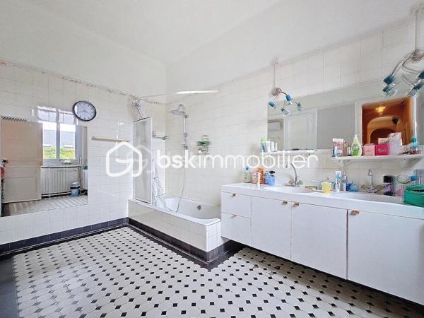 Antoine Rafart BSK Immobilier vous présente cette très belle maison de maître, idéalement située en coeur de ville d'Arras, à deux pas de la place de la Vacquerie. Ce bien  d'exception comporte au rez-de chausséee, un hall de réception, un salon-séjour avec cheminée monumentale, un bow window, deux bureaux dont un avec cheminée, une cuisine indépendante. Au premier étage, se situent cinq chambres, une salle d'eau, une salle de bains, un balcon. Au second, se trouvent une sixième chambre, une buanderie et un grenier aménageable. Cette grande demeure dispose en extérieur d'une terrasse et d'un jardin. Un garage ainsi qu'une grande cave complètent ce bien. Idéalement placée pour une demeure familiale, pour une profession libérale, à proximité immédiate des commerces et des écoles, cette maison de maître a su conserver son cachet authentique, parquet en chevrons chêne, cheminées en marbre, moulûres au plafond, etc. Pour toute demande de visite, merci de contacter Antoine Rafart au 06 85 60 29 26.
