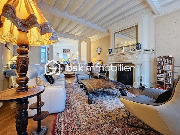Antoine Rafart BSK Immobilier vous présente cette très belle maison de maître, idéalement située en coeur de ville d'Arras, à deux pas de la place de la Vacquerie. Ce bien  d'exception comporte au rez-de chausséee, un hall de réception, un salon-séjour avec cheminée monumentale, un bow window, deux bureaux dont un avec cheminée, une cuisine indépendante. Au premier étage, se situent cinq chambres, une salle d'eau, une salle de bains, un balcon. Au second, se trouvent une sixième chambre, une buanderie et un grenier aménageable. Cette grande demeure dispose en extérieur d'une terrasse et d'un jardin. Un garage ainsi qu'une grande cave complètent ce bien. Idéalement placée pour une demeure familiale, pour une profession libérale, à proximité immédiate des commerces et des écoles, cette maison de maître a su conserver son cachet authentique, parquet en chevrons chêne, cheminées en marbre, moulûres au plafond, etc. Pour toute demande de visite, merci de contacter Antoine Rafart au 06 85 60 29 26.