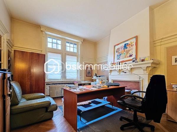 Antoine Rafart BSK Immobilier vous présente cette très belle maison de maître, idéalement située en coeur de ville d'Arras, à deux pas de la place de la Vacquerie. Ce bien  d'exception comporte au rez-de chausséee, un hall de réception, un salon-séjour avec cheminée monumentale, un bow window, deux bureaux dont un avec cheminée, une cuisine indépendante. Au premier étage, se situent cinq chambres, une salle d'eau, une salle de bains, un balcon. Au second, se trouvent une sixième chambre, une buanderie et un grenier aménageable. Cette grande demeure dispose en extérieur d'une terrasse et d'un jardin. Un garage ainsi qu'une grande cave complètent ce bien. Idéalement placée pour une demeure familiale, pour une profession libérale, à proximité immédiate des commerces et des écoles, cette maison de maître a su conserver son cachet authentique, parquet en chevrons chêne, cheminées en marbre, moulûres au plafond, etc. Pour toute demande de visite, merci de contacter Antoine Rafart au 06 85 60 29 26.