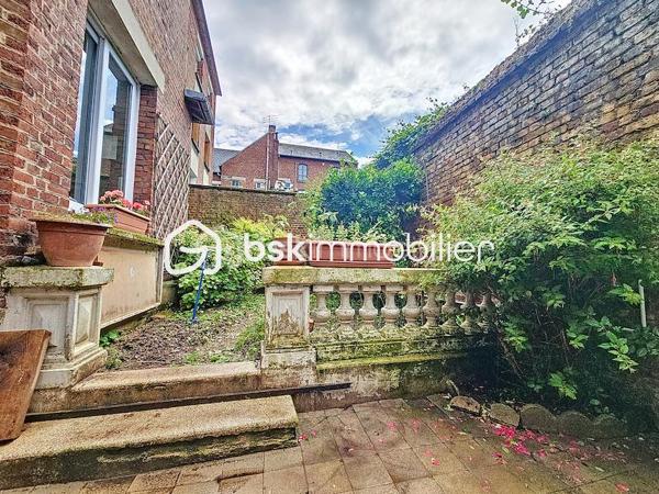 Antoine Rafart BSK Immobilier vous présente cette très belle maison de maître, idéalement située en coeur de ville d'Arras, à deux pas de la place de la Vacquerie. Ce bien  d'exception comporte au rez-de chausséee, un hall de réception, un salon-séjour avec cheminée monumentale, un bow window, deux bureaux dont un avec cheminée, une cuisine indépendante. Au premier étage, se situent cinq chambres, une salle d'eau, une salle de bains, un balcon. Au second, se trouvent une sixième chambre, une buanderie et un grenier aménageable. Cette grande demeure dispose en extérieur d'une terrasse et d'un jardin. Un garage ainsi qu'une grande cave complètent ce bien. Idéalement placée pour une demeure familiale, pour une profession libérale, à proximité immédiate des commerces et des écoles, cette maison de maître a su conserver son cachet authentique, parquet en chevrons chêne, cheminées en marbre, moulûres au plafond, etc. Pour toute demande de visite, merci de contacter Antoine Rafart au 06 85 60 29 26.