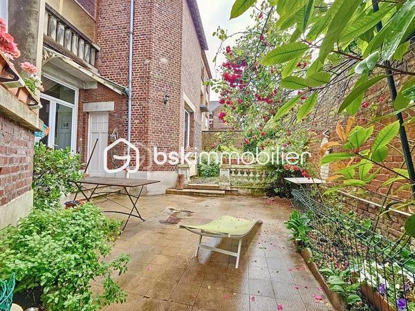 Antoine Rafart BSK Immobilier vous présente cette très belle maison de maître, idéalement située en coeur de ville d'Arras, à deux pas de la place de la Vacquerie. Ce bien  d'exception comporte au rez-de chausséee, un hall de réception, un salon-séjour avec cheminée monumentale, un bow window, deux bureaux dont un avec cheminée, une cuisine indépendante. Au premier étage, se situent cinq chambres, une salle d'eau, une salle de bains, un balcon. Au second, se trouvent une sixième chambre, une buanderie et un grenier aménageable. Cette grande demeure dispose en extérieur d'une terrasse et d'un jardin. Un garage ainsi qu'une grande cave complètent ce bien. Idéalement placée pour une demeure familiale, pour une profession libérale, à proximité immédiate des commerces et des écoles, cette maison de maître a su conserver son cachet authentique, parquet en chevrons chêne, cheminées en marbre, moulûres au plafond, etc. Pour toute demande de visite, merci de contacter Antoine Rafart au 06 85 60 29 26.