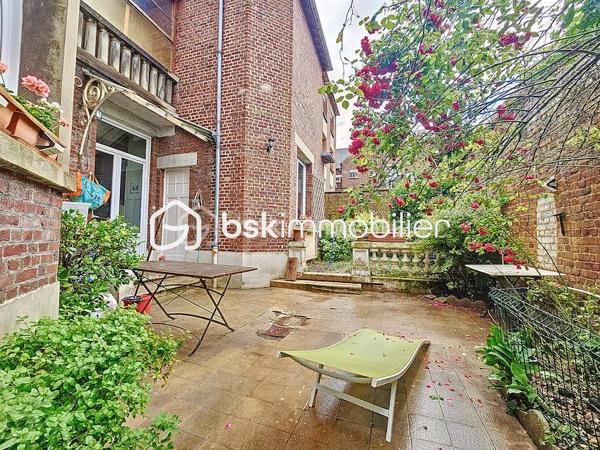Antoine Rafart BSK Immobilier vous présente cette très belle maison de maître, idéalement située en coeur de ville d'Arras, à deux pas de la place de la Vacquerie. Ce bien  d'exception comporte au rez-de chausséee, un hall de réception, un salon-séjour avec cheminée monumentale, un bow window, deux bureaux dont un avec cheminée, une cuisine indépendante. Au premier étage, se situent cinq chambres, une salle d'eau, une salle de bains, un balcon. Au second, se trouvent une sixième chambre, une buanderie et un grenier aménageable. Cette grande demeure dispose en extérieur d'une terrasse et d'un jardin. Un garage ainsi qu'une grande cave complètent ce bien. Idéalement placée pour une demeure familiale, pour une profession libérale, à proximité immédiate des commerces et des écoles, cette maison de maître a su conserver son cachet authentique, parquet en chevrons chêne, cheminées en marbre, moulûres au plafond, etc. Pour toute demande de visite, merci de contacter Antoine Rafart au 06 85 60 29 26.