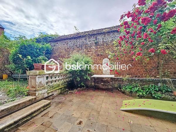 Antoine Rafart BSK Immobilier vous présente cette très belle maison de maître, idéalement située en coeur de ville d'Arras, à deux pas de la place de la Vacquerie. Ce bien  d'exception comporte au rez-de chausséee, un hall de réception, un salon-séjour avec cheminée monumentale, un bow window, deux bureaux dont un avec cheminée, une cuisine indépendante. Au premier étage, se situent cinq chambres, une salle d'eau, une salle de bains, un balcon. Au second, se trouvent une sixième chambre, une buanderie et un grenier aménageable. Cette grande demeure dispose en extérieur d'une terrasse et d'un jardin. Un garage ainsi qu'une grande cave complètent ce bien. Idéalement placée pour une demeure familiale, pour une profession libérale, à proximité immédiate des commerces et des écoles, cette maison de maître a su conserver son cachet authentique, parquet en chevrons chêne, cheminées en marbre, moulûres au plafond, etc. Pour toute demande de visite, merci de contacter Antoine Rafart au 06 85 60 29 26.