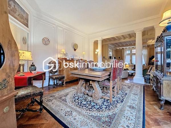 Antoine Rafart BSK Immobilier vous présente cette très belle maison de maître, idéalement située en coeur de ville d'Arras, à deux pas de la place de la Vacquerie. Ce bien  d'exception comporte au rez-de chausséee, un hall de réception, un salon-séjour avec cheminée monumentale, un bow window, deux bureaux dont un avec cheminée, une cuisine indépendante. Au premier étage, se situent cinq chambres, une salle d'eau, une salle de bains, un balcon. Au second, se trouvent une sixième chambre, une buanderie et un grenier aménageable. Cette grande demeure dispose en extérieur d'une terrasse et d'un jardin. Un garage ainsi qu'une grande cave complètent ce bien. Idéalement placée pour une demeure familiale, pour une profession libérale, à proximité immédiate des commerces et des écoles, cette maison de maître a su conserver son cachet authentique, parquet en chevrons chêne, cheminées en marbre, moulûres au plafond, etc. Pour toute demande de visite, merci de contacter Antoine Rafart au 06 85 60 29 26.
