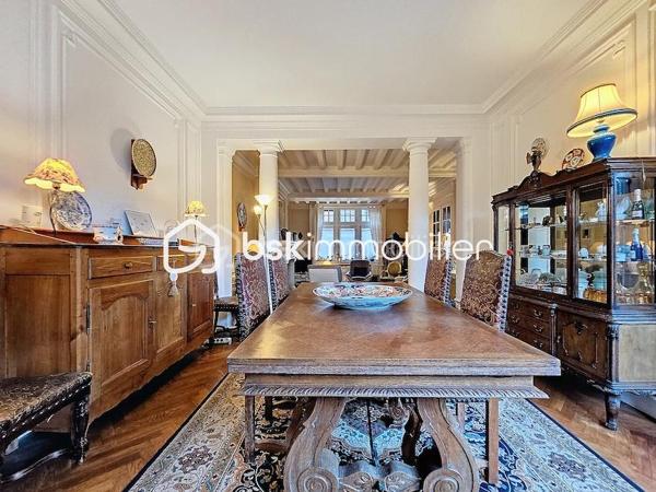 Antoine Rafart BSK Immobilier vous présente cette très belle maison de maître, idéalement située en coeur de ville d'Arras, à deux pas de la place de la Vacquerie. Ce bien  d'exception comporte au rez-de chausséee, un hall de réception, un salon-séjour avec cheminée monumentale, un bow window, deux bureaux dont un avec cheminée, une cuisine indépendante. Au premier étage, se situent cinq chambres, une salle d'eau, une salle de bains, un balcon. Au second, se trouvent une sixième chambre, une buanderie et un grenier aménageable. Cette grande demeure dispose en extérieur d'une terrasse et d'un jardin. Un garage ainsi qu'une grande cave complètent ce bien. Idéalement placée pour une demeure familiale, pour une profession libérale, à proximité immédiate des commerces et des écoles, cette maison de maître a su conserver son cachet authentique, parquet en chevrons chêne, cheminées en marbre, moulûres au plafond, etc. Pour toute demande de visite, merci de contacter Antoine Rafart au 06 85 60 29 26.