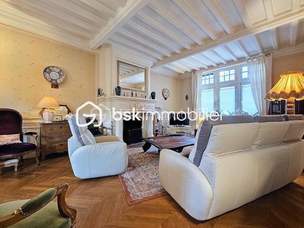 Antoine Rafart BSK Immobilier vous présente cette très belle maison de maître, idéalement située en coeur de ville d'Arras, à deux pas de la place de la Vacquerie. Ce bien  d'exception comporte au rez-de chausséee, un hall de réception, un salon-séjour avec cheminée monumentale, un bow window, deux bureaux dont un avec cheminée, une cuisine indépendante. Au premier étage, se situent cinq chambres, une salle d'eau, une salle de bains, un balcon. Au second, se trouvent une sixième chambre, une buanderie et un grenier aménageable. Cette grande demeure dispose en extérieur d'une terrasse et d'un jardin. Un garage ainsi qu'une grande cave complètent ce bien. Idéalement placée pour une demeure familiale, pour une profession libérale, à proximité immédiate des commerces et des écoles, cette maison de maître a su conserver son cachet authentique, parquet en chevrons chêne, cheminées en marbre, moulûres au plafond, etc. Pour toute demande de visite, merci de contacter Antoine Rafart au 06 85 60 29 26.