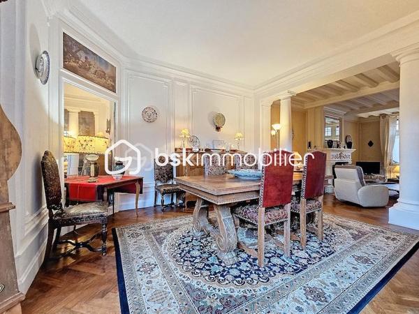 Antoine Rafart BSK Immobilier vous présente cette très belle maison de maître, idéalement située en coeur de ville d'Arras, à deux pas de la place de la Vacquerie. Ce bien  d'exception comporte au rez-de chausséee, un hall de réception, un salon-séjour avec cheminée monumentale, un bow window, deux bureaux dont un avec cheminée, une cuisine indépendante. Au premier étage, se situent cinq chambres, une salle d'eau, une salle de bains, un balcon. Au second, se trouvent une sixième chambre, une buanderie et un grenier aménageable. Cette grande demeure dispose en extérieur d'une terrasse et d'un jardin. Un garage ainsi qu'une grande cave complètent ce bien. Idéalement placée pour une demeure familiale, pour une profession libérale, à proximité immédiate des commerces et des écoles, cette maison de maître a su conserver son cachet authentique, parquet en chevrons chêne, cheminées en marbre, moulûres au plafond, etc. Pour toute demande de visite, merci de contacter Antoine Rafart au 06 85 60 29 26.