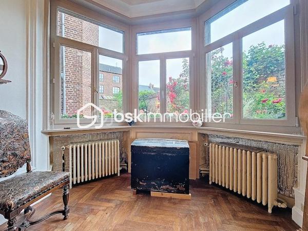 Antoine Rafart BSK Immobilier vous présente cette très belle maison de maître, idéalement située en coeur de ville d'Arras, à deux pas de la place de la Vacquerie. Ce bien  d'exception comporte au rez-de chausséee, un hall de réception, un salon-séjour avec cheminée monumentale, un bow window, deux bureaux dont un avec cheminée, une cuisine indépendante. Au premier étage, se situent cinq chambres, une salle d'eau, une salle de bains, un balcon. Au second, se trouvent une sixième chambre, une buanderie et un grenier aménageable. Cette grande demeure dispose en extérieur d'une terrasse et d'un jardin. Un garage ainsi qu'une grande cave complètent ce bien. Idéalement placée pour une demeure familiale, pour une profession libérale, à proximité immédiate des commerces et des écoles, cette maison de maître a su conserver son cachet authentique, parquet en chevrons chêne, cheminées en marbre, moulûres au plafond, etc. Pour toute demande de visite, merci de contacter Antoine Rafart au 06 85 60 29 26.