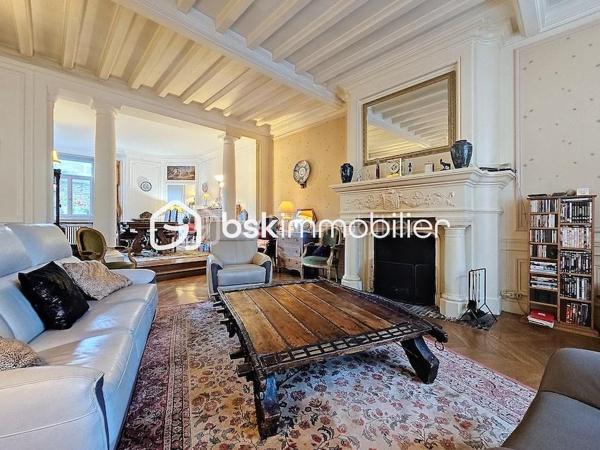 Antoine Rafart BSK Immobilier vous présente cette très belle maison de maître, idéalement située en coeur de ville d'Arras, à deux pas de la place de la Vacquerie. Ce bien  d'exception comporte au rez-de chausséee, un hall de réception, un salon-séjour avec cheminée monumentale, un bow window, deux bureaux dont un avec cheminée, une cuisine indépendante. Au premier étage, se situent cinq chambres, une salle d'eau, une salle de bains, un balcon. Au second, se trouvent une sixième chambre, une buanderie et un grenier aménageable. Cette grande demeure dispose en extérieur d'une terrasse et d'un jardin. Un garage ainsi qu'une grande cave complètent ce bien. Idéalement placée pour une demeure familiale, pour une profession libérale, à proximité immédiate des commerces et des écoles, cette maison de maître a su conserver son cachet authentique, parquet en chevrons chêne, cheminées en marbre, moulûres au plafond, etc. Pour toute demande de visite, merci de contacter Antoine Rafart au 06 85 60 29 26.