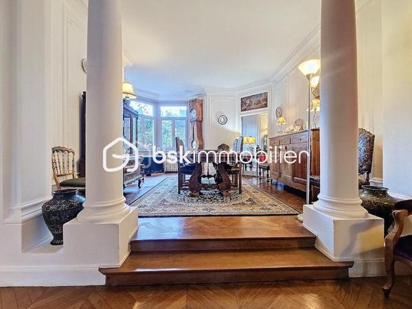 Antoine Rafart BSK Immobilier vous présente cette très belle maison de maître, idéalement située en coeur de ville d'Arras, à deux pas de la place de la Vacquerie. Ce bien  d'exception comporte au rez-de chausséee, un hall de réception, un salon-séjour avec cheminée monumentale, un bow window, deux bureaux dont un avec cheminée, une cuisine indépendante. Au premier étage, se situent cinq chambres, une salle d'eau, une salle de bains, un balcon. Au second, se trouvent une sixième chambre, une buanderie et un grenier aménageable. Cette grande demeure dispose en extérieur d'une terrasse et d'un jardin. Un garage ainsi qu'une grande cave complètent ce bien. Idéalement placée pour une demeure familiale, pour une profession libérale, à proximité immédiate des commerces et des écoles, cette maison de maître a su conserver son cachet authentique, parquet en chevrons chêne, cheminées en marbre, moulûres au plafond, etc. Pour toute demande de visite, merci de contacter Antoine Rafart au 06 85 60 29 26.