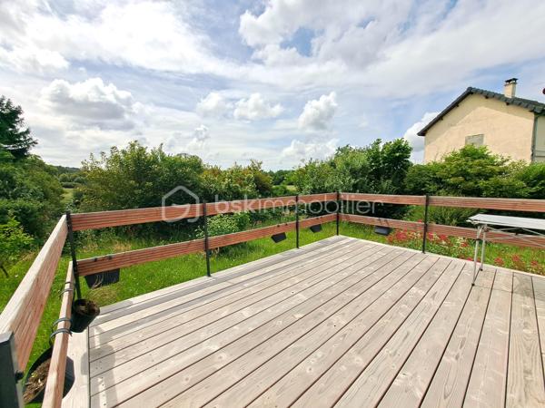 Laurent Jacquet  (06.86.41.88.12) propose à la vente ce pavillon individuel sur sous-sol complet avec autonomie de plain pied situé dans un environnement calme d’Abbeville, à proximité de l’autoroute A16 et à 20 minutes de la Baie de Somme.

Ce bien offre une configuration intéressante grâce à deux accès indépendants permettant d’isoler l’étage. Une solution idéale pour accueillir un adolescent en toute autonomie, créer un logement locatif, un gîte de type Airbnb ou encore exercer une activité professionnelle à domicile. Il se compose :

Au rez-de-chaussée :
    • une entrée 
    • un séjour avec conduit de cheminée permettant l’installation d’un poêle 
    • une cuisine aménagée attenante à une terrasse 
    • deux chambres 
    • une salle d’eau avec douche 
    • un wc.
A l’étage :
    • une pièce palière pouvant faire office de bureau, chambre d’appoint ou dressing, avec coin salle de bains et wc
    • un espace indépendant comprenant une pièce de vie avec cuisine aménagée, une chambre ainsi qu’une salle d’eau avec wc.
Au sous-sol :
    • un garage avec porte motorisée pouvant accueillir deux véhicules
    • plusieurs espaces; atelier, buanderie, chaufferie

A l’extérieur :
Vous profiterez d’une belle terrasse surélevé avec vue sur la campagne ainsi qu’une allé gravillonnée avec un espace pouvant par exemple accueillir un camping-car, le tout implanté sur un terrain clos d’environ 543 m².

De nombreux travaux ont été effectués ses 4 dernières années tels la mise en conformité de l’installation électrique, l’aménagement complet de l’étage, la création d’une terrasse, le remplacement des menuiseries ainsi que l’installation d’une chaudière au gaz de ville récente, donnant une performance énergétique est en D.

Un bien rare sur le secteur, alliant confort de vie, potentiel locatif et multiples possibilités d’aménagement, dans un cadre paisible où l’on profite de la campagne tout en restant à proximité immédiate de toutes les commodités.

-