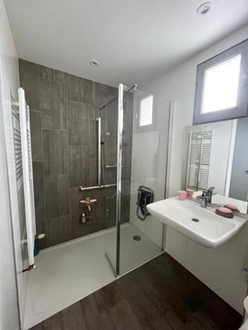 En plein coeur de St Lyphard: grands volumes et joli jardin!