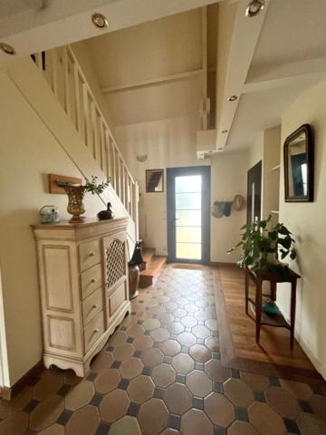 En plein coeur de St Lyphard: grands volumes et joli jardin!