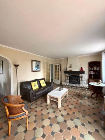 En plein coeur de St Lyphard: grands volumes et joli jardin!