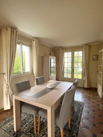 En plein coeur de St Lyphard: grands volumes et joli jardin!