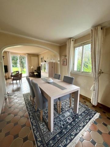 En plein coeur de St Lyphard: grands volumes et joli jardin!