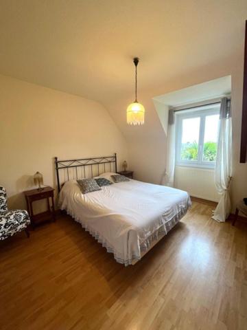 En plein coeur de St Lyphard: grands volumes et joli jardin!