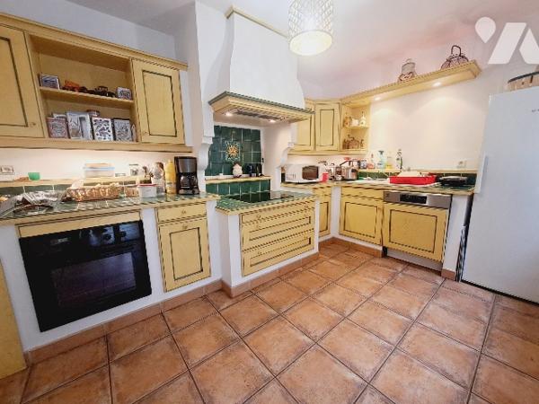 SAUZET, maison de 150m² habitable avec piscine et vaste jardin arboré.