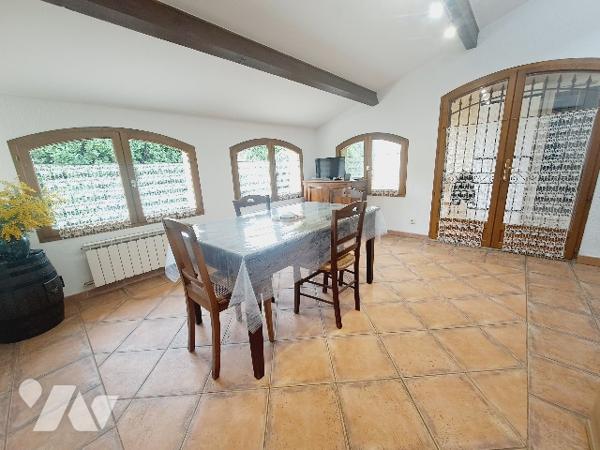 SAUZET, maison de 150m² habitable avec piscine et vaste jardin arboré.