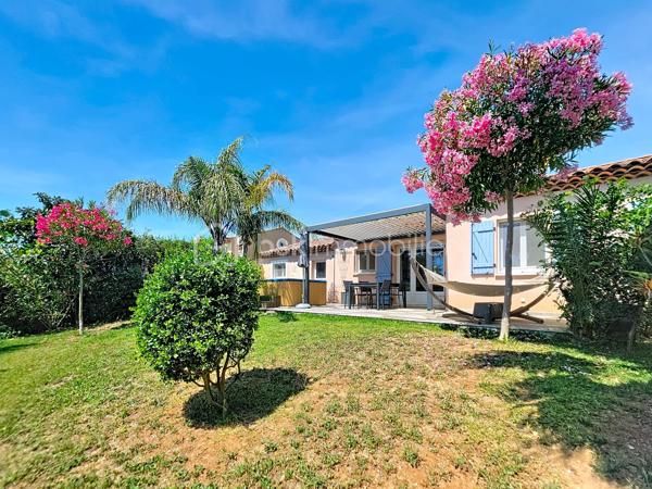 Vous revez de grand calme ? 

Dans un quartier residentiel de La Crau, venez découvrir cette maison mitoyenne, entièrement de plain pied, à l'abri des regards et aux finitions impeccables. 

  Elle se compose : d'une entrée sur une pièce de vie traversante et sa cuisine ouverte , un dégagement dessert 2 belles chambres avec chacune son placard, une salle d'eau et un WC séparé . 

  Vous découvrirez aussi une troisième chambre en suite parentale avec son dressing et sa salle d'eau , ainsi qu'un bel espace buanderie donnant sur l'extèrieur . 

  Pour vos espaces détentes, un magnifique jardin fleuri et arboré aux senteurs de vacances et ses nombreux espaces sauront finir de vous charmer!!

  Les plus de ce bien : 

- Finitions impeccables 
- Climatisation reversible 
- Jaccuzzi 
- Pergola bioclimatique
- Cuve d'eau de pluie de 800L
- Prise pour véhicule electrique... 

  Tout est prévu pour une vie paisible et confortable... 

   N'hésitez plus!!