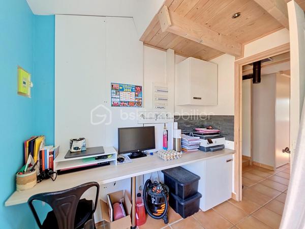 Vous revez de grand calme ? 

Dans un quartier residentiel de La Crau, venez découvrir cette maison mitoyenne, entièrement de plain pied, à l'abri des regards et aux finitions impeccables. 

  Elle se compose : d'une entrée sur une pièce de vie traversante et sa cuisine ouverte , un dégagement dessert 2 belles chambres avec chacune son placard, une salle d'eau et un WC séparé . 

  Vous découvrirez aussi une troisième chambre en suite parentale avec son dressing et sa salle d'eau , ainsi qu'un bel espace buanderie donnant sur l'extèrieur . 

  Pour vos espaces détentes, un magnifique jardin fleuri et arboré aux senteurs de vacances et ses nombreux espaces sauront finir de vous charmer!!

  Les plus de ce bien : 

- Finitions impeccables 
- Climatisation reversible 
- Jaccuzzi 
- Pergola bioclimatique
- Cuve d'eau de pluie de 800L
- Prise pour véhicule electrique... 

  Tout est prévu pour une vie paisible et confortable... 

   N'hésitez plus!!