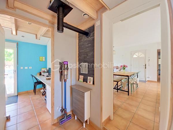 Vous revez de grand calme ? 

Dans un quartier residentiel de La Crau, venez découvrir cette maison mitoyenne, entièrement de plain pied, à l'abri des regards et aux finitions impeccables. 

  Elle se compose : d'une entrée sur une pièce de vie traversante et sa cuisine ouverte , un dégagement dessert 2 belles chambres avec chacune son placard, une salle d'eau et un WC séparé . 

  Vous découvrirez aussi une troisième chambre en suite parentale avec son dressing et sa salle d'eau , ainsi qu'un bel espace buanderie donnant sur l'extèrieur . 

  Pour vos espaces détentes, un magnifique jardin fleuri et arboré aux senteurs de vacances et ses nombreux espaces sauront finir de vous charmer!!

  Les plus de ce bien : 

- Finitions impeccables 
- Climatisation reversible 
- Jaccuzzi 
- Pergola bioclimatique
- Cuve d'eau de pluie de 800L
- Prise pour véhicule electrique... 

  Tout est prévu pour une vie paisible et confortable... 

   N'hésitez plus!!