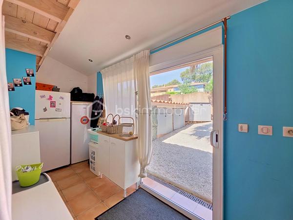Vous revez de grand calme ? 

Dans un quartier residentiel de La Crau, venez découvrir cette maison mitoyenne, entièrement de plain pied, à l'abri des regards et aux finitions impeccables. 

  Elle se compose : d'une entrée sur une pièce de vie traversante et sa cuisine ouverte , un dégagement dessert 2 belles chambres avec chacune son placard, une salle d'eau et un WC séparé . 

  Vous découvrirez aussi une troisième chambre en suite parentale avec son dressing et sa salle d'eau , ainsi qu'un bel espace buanderie donnant sur l'extèrieur . 

  Pour vos espaces détentes, un magnifique jardin fleuri et arboré aux senteurs de vacances et ses nombreux espaces sauront finir de vous charmer!!

  Les plus de ce bien : 

- Finitions impeccables 
- Climatisation reversible 
- Jaccuzzi 
- Pergola bioclimatique
- Cuve d'eau de pluie de 800L
- Prise pour véhicule electrique... 

  Tout est prévu pour une vie paisible et confortable... 

   N'hésitez plus!!