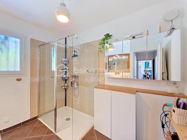 Vous revez de grand calme ? 

Dans un quartier residentiel de La Crau, venez découvrir cette maison mitoyenne, entièrement de plain pied, à l'abri des regards et aux finitions impeccables. 

  Elle se compose : d'une entrée sur une pièce de vie traversante et sa cuisine ouverte , un dégagement dessert 2 belles chambres avec chacune son placard, une salle d'eau et un WC séparé . 

  Vous découvrirez aussi une troisième chambre en suite parentale avec son dressing et sa salle d'eau , ainsi qu'un bel espace buanderie donnant sur l'extèrieur . 

  Pour vos espaces détentes, un magnifique jardin fleuri et arboré aux senteurs de vacances et ses nombreux espaces sauront finir de vous charmer!!

  Les plus de ce bien : 

- Finitions impeccables 
- Climatisation reversible 
- Jaccuzzi 
- Pergola bioclimatique
- Cuve d'eau de pluie de 800L
- Prise pour véhicule electrique... 

  Tout est prévu pour une vie paisible et confortable... 

   N'hésitez plus!!