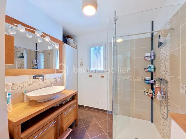 Vous revez de grand calme ? 

Dans un quartier residentiel de La Crau, venez découvrir cette maison mitoyenne, entièrement de plain pied, à l'abri des regards et aux finitions impeccables. 

  Elle se compose : d'une entrée sur une pièce de vie traversante et sa cuisine ouverte , un dégagement dessert 2 belles chambres avec chacune son placard, une salle d'eau et un WC séparé . 

  Vous découvrirez aussi une troisième chambre en suite parentale avec son dressing et sa salle d'eau , ainsi qu'un bel espace buanderie donnant sur l'extèrieur . 

  Pour vos espaces détentes, un magnifique jardin fleuri et arboré aux senteurs de vacances et ses nombreux espaces sauront finir de vous charmer!!

  Les plus de ce bien : 

- Finitions impeccables 
- Climatisation reversible 
- Jaccuzzi 
- Pergola bioclimatique
- Cuve d'eau de pluie de 800L
- Prise pour véhicule electrique... 

  Tout est prévu pour une vie paisible et confortable... 

   N'hésitez plus!!