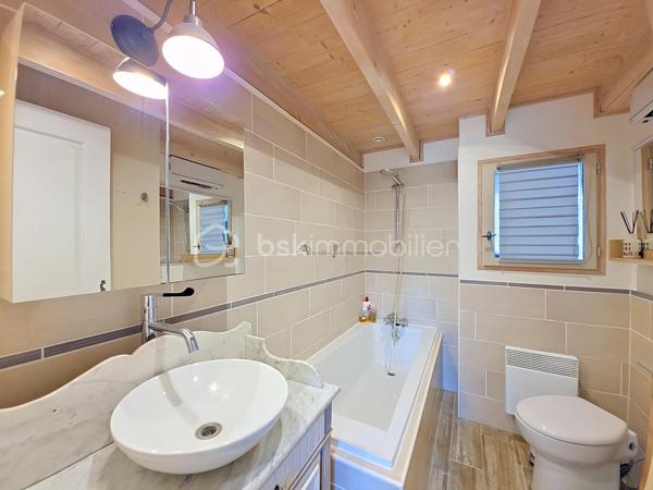 Vous revez de grand calme ? 

Dans un quartier residentiel de La Crau, venez découvrir cette maison mitoyenne, entièrement de plain pied, à l'abri des regards et aux finitions impeccables. 

  Elle se compose : d'une entrée sur une pièce de vie traversante et sa cuisine ouverte , un dégagement dessert 2 belles chambres avec chacune son placard, une salle d'eau et un WC séparé . 

  Vous découvrirez aussi une troisième chambre en suite parentale avec son dressing et sa salle d'eau , ainsi qu'un bel espace buanderie donnant sur l'extèrieur . 

  Pour vos espaces détentes, un magnifique jardin fleuri et arboré aux senteurs de vacances et ses nombreux espaces sauront finir de vous charmer!!

  Les plus de ce bien : 

- Finitions impeccables 
- Climatisation reversible 
- Jaccuzzi 
- Pergola bioclimatique
- Cuve d'eau de pluie de 800L
- Prise pour véhicule electrique... 

  Tout est prévu pour une vie paisible et confortable... 

   N'hésitez plus!!