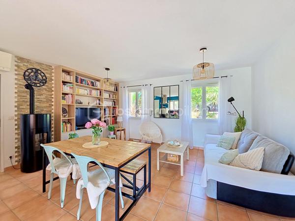 Vous revez de grand calme ? 

Dans un quartier residentiel de La Crau, venez découvrir cette maison mitoyenne, entièrement de plain pied, à l'abri des regards et aux finitions impeccables. 

  Elle se compose : d'une entrée sur une pièce de vie traversante et sa cuisine ouverte , un dégagement dessert 2 belles chambres avec chacune son placard, une salle d'eau et un WC séparé . 

  Vous découvrirez aussi une troisième chambre en suite parentale avec son dressing et sa salle d'eau , ainsi qu'un bel espace buanderie donnant sur l'extèrieur . 

  Pour vos espaces détentes, un magnifique jardin fleuri et arboré aux senteurs de vacances et ses nombreux espaces sauront finir de vous charmer!!

  Les plus de ce bien : 

- Finitions impeccables 
- Climatisation reversible 
- Jaccuzzi 
- Pergola bioclimatique
- Cuve d'eau de pluie de 800L
- Prise pour véhicule electrique... 

  Tout est prévu pour une vie paisible et confortable... 

   N'hésitez plus!!