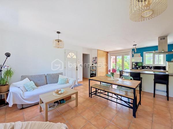 Vous revez de grand calme ? 

Dans un quartier residentiel de La Crau, venez découvrir cette maison mitoyenne, entièrement de plain pied, à l'abri des regards et aux finitions impeccables. 

  Elle se compose : d'une entrée sur une pièce de vie traversante et sa cuisine ouverte , un dégagement dessert 2 belles chambres avec chacune son placard, une salle d'eau et un WC séparé . 

  Vous découvrirez aussi une troisième chambre en suite parentale avec son dressing et sa salle d'eau , ainsi qu'un bel espace buanderie donnant sur l'extèrieur . 

  Pour vos espaces détentes, un magnifique jardin fleuri et arboré aux senteurs de vacances et ses nombreux espaces sauront finir de vous charmer!!

  Les plus de ce bien : 

- Finitions impeccables 
- Climatisation reversible 
- Jaccuzzi 
- Pergola bioclimatique
- Cuve d'eau de pluie de 800L
- Prise pour véhicule electrique... 

  Tout est prévu pour une vie paisible et confortable... 

   N'hésitez plus!!