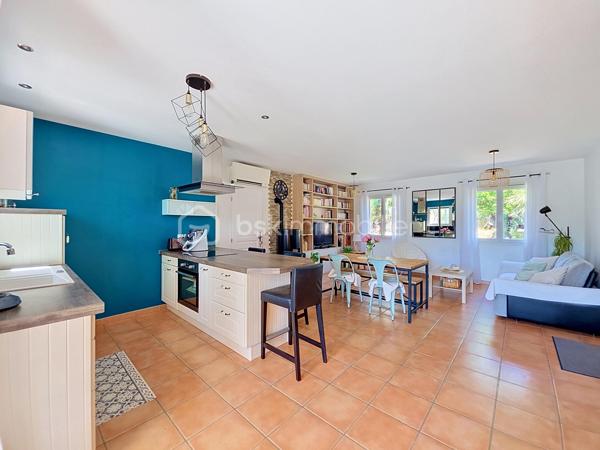 Vous revez de grand calme ? 

Dans un quartier residentiel de La Crau, venez découvrir cette maison mitoyenne, entièrement de plain pied, à l'abri des regards et aux finitions impeccables. 

  Elle se compose : d'une entrée sur une pièce de vie traversante et sa cuisine ouverte , un dégagement dessert 2 belles chambres avec chacune son placard, une salle d'eau et un WC séparé . 

  Vous découvrirez aussi une troisième chambre en suite parentale avec son dressing et sa salle d'eau , ainsi qu'un bel espace buanderie donnant sur l'extèrieur . 

  Pour vos espaces détentes, un magnifique jardin fleuri et arboré aux senteurs de vacances et ses nombreux espaces sauront finir de vous charmer!!

  Les plus de ce bien : 

- Finitions impeccables 
- Climatisation reversible 
- Jaccuzzi 
- Pergola bioclimatique
- Cuve d'eau de pluie de 800L
- Prise pour véhicule electrique... 

  Tout est prévu pour une vie paisible et confortable... 

   N'hésitez plus!!