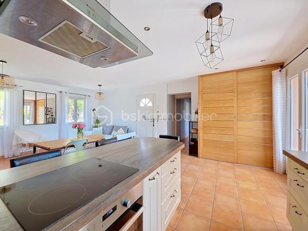 Vous revez de grand calme ? 

Dans un quartier residentiel de La Crau, venez découvrir cette maison mitoyenne, entièrement de plain pied, à l'abri des regards et aux finitions impeccables. 

  Elle se compose : d'une entrée sur une pièce de vie traversante et sa cuisine ouverte , un dégagement dessert 2 belles chambres avec chacune son placard, une salle d'eau et un WC séparé . 

  Vous découvrirez aussi une troisième chambre en suite parentale avec son dressing et sa salle d'eau , ainsi qu'un bel espace buanderie donnant sur l'extèrieur . 

  Pour vos espaces détentes, un magnifique jardin fleuri et arboré aux senteurs de vacances et ses nombreux espaces sauront finir de vous charmer!!

  Les plus de ce bien : 

- Finitions impeccables 
- Climatisation reversible 
- Jaccuzzi 
- Pergola bioclimatique
- Cuve d'eau de pluie de 800L
- Prise pour véhicule electrique... 

  Tout est prévu pour une vie paisible et confortable... 

   N'hésitez plus!!