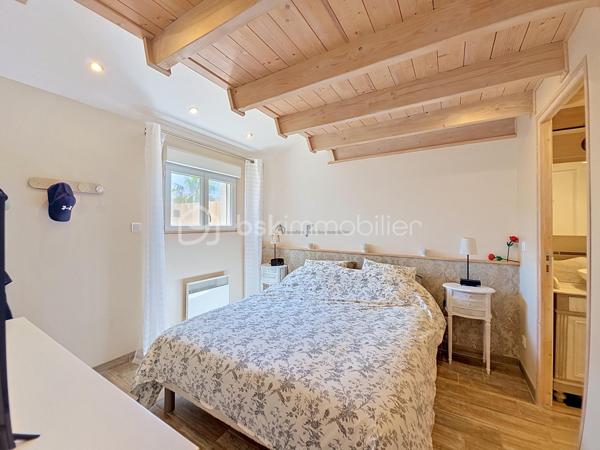 Vous revez de grand calme ? 

Dans un quartier residentiel de La Crau, venez découvrir cette maison mitoyenne, entièrement de plain pied, à l'abri des regards et aux finitions impeccables. 

  Elle se compose : d'une entrée sur une pièce de vie traversante et sa cuisine ouverte , un dégagement dessert 2 belles chambres avec chacune son placard, une salle d'eau et un WC séparé . 

  Vous découvrirez aussi une troisième chambre en suite parentale avec son dressing et sa salle d'eau , ainsi qu'un bel espace buanderie donnant sur l'extèrieur . 

  Pour vos espaces détentes, un magnifique jardin fleuri et arboré aux senteurs de vacances et ses nombreux espaces sauront finir de vous charmer!!

  Les plus de ce bien : 

- Finitions impeccables 
- Climatisation reversible 
- Jaccuzzi 
- Pergola bioclimatique
- Cuve d'eau de pluie de 800L
- Prise pour véhicule electrique... 

  Tout est prévu pour une vie paisible et confortable... 

   N'hésitez plus!!