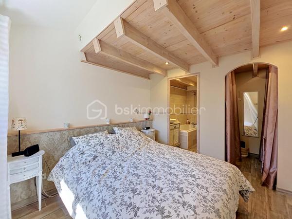Vous revez de grand calme ? 

Dans un quartier residentiel de La Crau, venez découvrir cette maison mitoyenne, entièrement de plain pied, à l'abri des regards et aux finitions impeccables. 

  Elle se compose : d'une entrée sur une pièce de vie traversante et sa cuisine ouverte , un dégagement dessert 2 belles chambres avec chacune son placard, une salle d'eau et un WC séparé . 

  Vous découvrirez aussi une troisième chambre en suite parentale avec son dressing et sa salle d'eau , ainsi qu'un bel espace buanderie donnant sur l'extèrieur . 

  Pour vos espaces détentes, un magnifique jardin fleuri et arboré aux senteurs de vacances et ses nombreux espaces sauront finir de vous charmer!!

  Les plus de ce bien : 

- Finitions impeccables 
- Climatisation reversible 
- Jaccuzzi 
- Pergola bioclimatique
- Cuve d'eau de pluie de 800L
- Prise pour véhicule electrique... 

  Tout est prévu pour une vie paisible et confortable... 

   N'hésitez plus!!