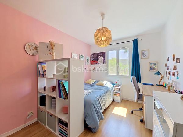 Vous revez de grand calme ? 

Dans un quartier residentiel de La Crau, venez découvrir cette maison mitoyenne, entièrement de plain pied, à l'abri des regards et aux finitions impeccables. 

  Elle se compose : d'une entrée sur une pièce de vie traversante et sa cuisine ouverte , un dégagement dessert 2 belles chambres avec chacune son placard, une salle d'eau et un WC séparé . 

  Vous découvrirez aussi une troisième chambre en suite parentale avec son dressing et sa salle d'eau , ainsi qu'un bel espace buanderie donnant sur l'extèrieur . 

  Pour vos espaces détentes, un magnifique jardin fleuri et arboré aux senteurs de vacances et ses nombreux espaces sauront finir de vous charmer!!

  Les plus de ce bien : 

- Finitions impeccables 
- Climatisation reversible 
- Jaccuzzi 
- Pergola bioclimatique
- Cuve d'eau de pluie de 800L
- Prise pour véhicule electrique... 

  Tout est prévu pour une vie paisible et confortable... 

   N'hésitez plus!!