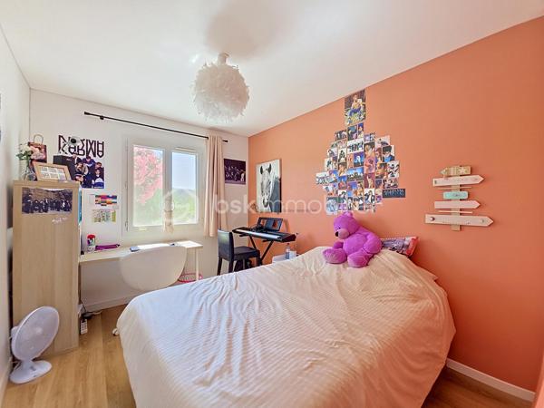 Vous revez de grand calme ? 

Dans un quartier residentiel de La Crau, venez découvrir cette maison mitoyenne, entièrement de plain pied, à l'abri des regards et aux finitions impeccables. 

  Elle se compose : d'une entrée sur une pièce de vie traversante et sa cuisine ouverte , un dégagement dessert 2 belles chambres avec chacune son placard, une salle d'eau et un WC séparé . 

  Vous découvrirez aussi une troisième chambre en suite parentale avec son dressing et sa salle d'eau , ainsi qu'un bel espace buanderie donnant sur l'extèrieur . 

  Pour vos espaces détentes, un magnifique jardin fleuri et arboré aux senteurs de vacances et ses nombreux espaces sauront finir de vous charmer!!

  Les plus de ce bien : 

- Finitions impeccables 
- Climatisation reversible 
- Jaccuzzi 
- Pergola bioclimatique
- Cuve d'eau de pluie de 800L
- Prise pour véhicule electrique... 

  Tout est prévu pour une vie paisible et confortable... 

   N'hésitez plus!!