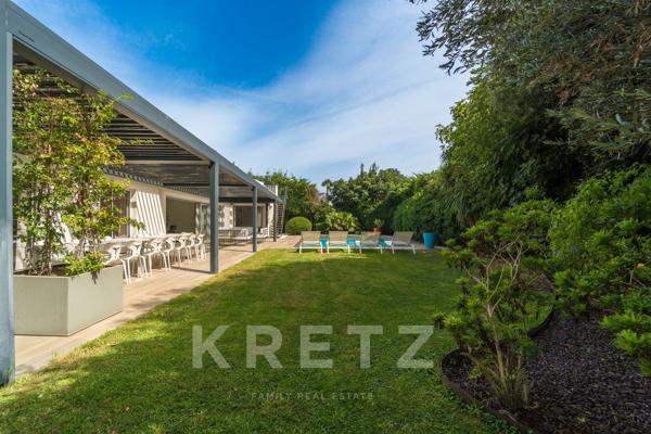 villa confidentielle sur les hauteurs, entre piscine et vue Méditerranée