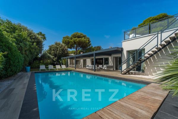 villa confidentielle sur les hauteurs, entre piscine et vue Méditerranée
